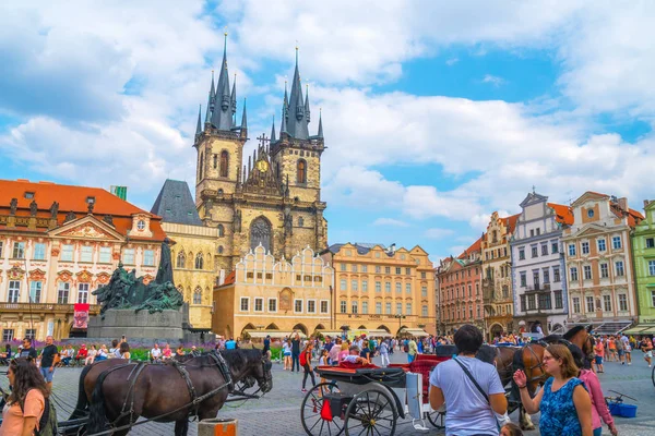 Prague, Çek Cumhuriyeti - 21.08.2018: kilise Our Lady Tyn Prag Eski Şehir Meydanı'nda önce.