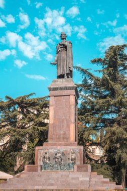 Tbilsi, Gürcistan - 30.08.2018: 12. yüzyılda Gürcü şair şota Rustaveli, Rustaveli Caddesi heykeli.