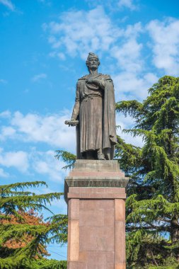 Tbilsi, Gürcistan - 30.08.2018: 12. yüzyılda Gürcü şair şota Rustaveli, Rustaveli Caddesi heykeli.