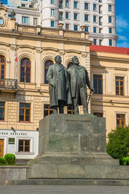 Tiflis, Gürcistan - 30.08.2018: İlk deneysel devlet okulunda Tbilisi, klasik spor salonu, Ilia Çavçavadze ve Akaki Tsereteli heykeli.