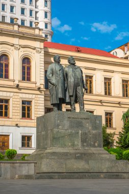 Tiflis, Gürcistan - 30.08.2018: İlk deneysel devlet okulunda Tbilisi, klasik spor salonu, Ilia Çavçavadze ve Akaki Tsereteli heykeli.
