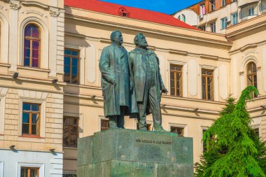 Tiflis, Gürcistan - 30.08.2018: İlk deneysel devlet okulunda Tbilisi, klasik spor salonu, Ilia Çavçavadze ve Akaki Tsereteli heykeli.