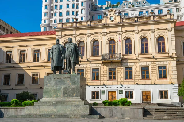 Tiflis, Gürcistan - 30.08.2018: İlk deneysel devlet okulunda Tbilisi, klasik spor salonu, Ilia Çavçavadze ve Akaki Tsereteli heykeli.