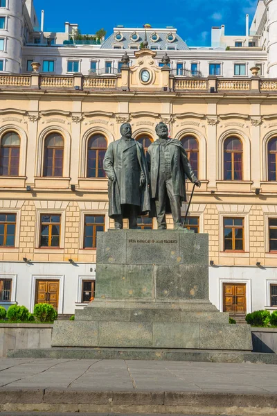 Tiflis, Gürcistan - 30.08.2018: İlk deneysel devlet okulunda Tbilisi, klasik spor salonu, Ilia Çavçavadze ve Akaki Tsereteli heykeli.