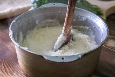 Ghomi, beyaz kaba mısır unu, büyük çaydanlık: Samegrelo bölgesinden popüler çanak yapılmış. Gürcü geleneksel gıda.