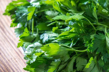 eski ahşap masa, sağlıklı gıda üzerinde taze maydanoz.