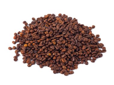 Kavrulmuş kahvenin beyaz arka plan üzerinde izole. Üç kahve çekirdekleri..