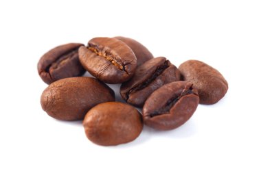 Kavrulmuş kahvenin beyaz arka plan üzerinde izole. Üç kahve çekirdekleri..