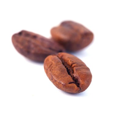 Kavrulmuş kahvenin beyaz arka plan üzerinde izole. Üç kahve çekirdekleri.