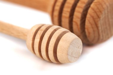 Beyaz arka plan üzerinde izole ahşap bal ayı.