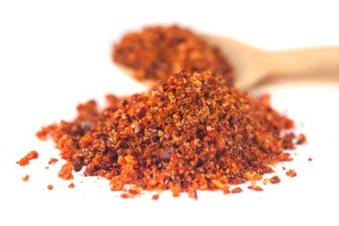 Toz kırmızı biber beyaz arka plan üzerinde izole karışık geleneksel Gürcü tuz.