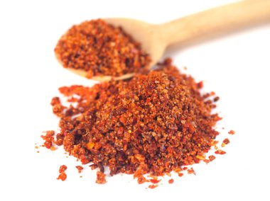 Toz kırmızı biber beyaz arka plan üzerinde izole karışık geleneksel Gürcü tuz.