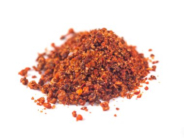 Toz kırmızı biber beyaz arka plan üzerinde izole karışık geleneksel Gürcü tuz.