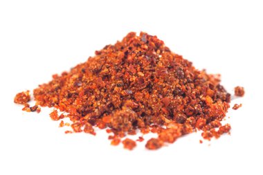 Toz kırmızı biber beyaz arka plan üzerinde izole karışık geleneksel Gürcü tuz.