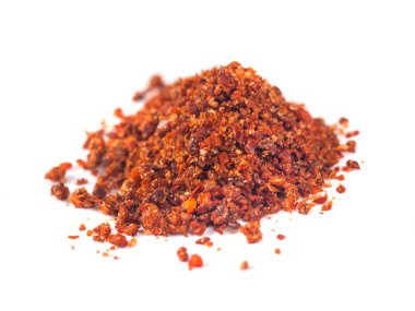 Toz kırmızı biber beyaz arka plan üzerinde izole karışık geleneksel Gürcü tuz.