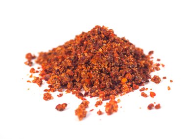 Toz kırmızı biber beyaz arka plan üzerinde izole karışık geleneksel Gürcü tuz.