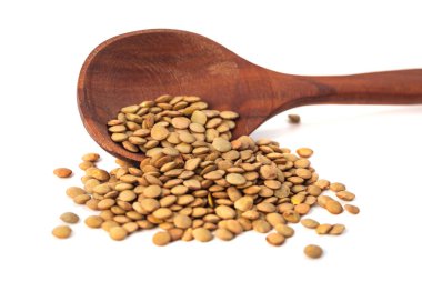 tahta kaşık beyaz bir arka plan üzerinde izole üzerinde kuru mercimek.
