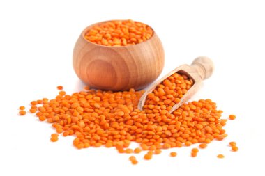 Tahta kaşık ve kase, beyaz arkasında izole kırmızı mercimek