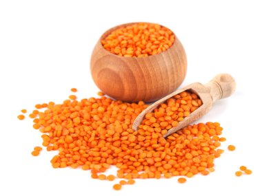 Tahta kaşık ve kase, beyaz arkasında izole kırmızı mercimek