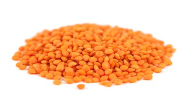 Beyaz arka plan üzerinde izole kazık kırmızı mercimek