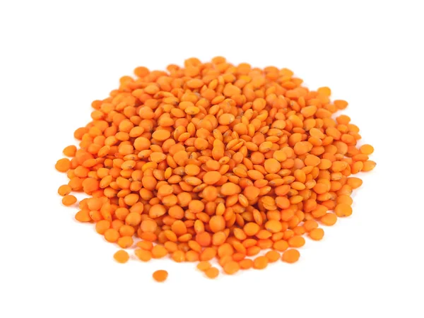 Pilha lentilhas vermelhas isoladas no fundo branco — Fotografia de Stock