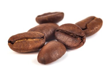 Kızarmış kahve çekirdekleri beyaz arka planda izole edilmiş..