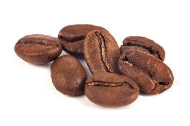 Kızarmış kahve çekirdekleri beyaz arka planda izole edilmiş..
