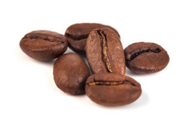 Kızarmış kahve çekirdekleri beyaz arka planda izole edilmiş..