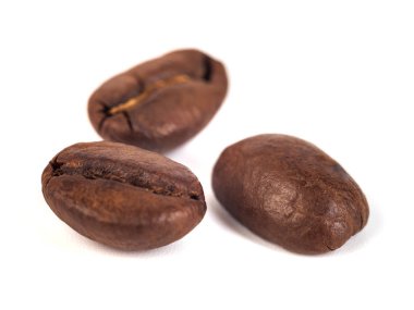 Kızarmış kahve çekirdekleri beyaz arka planda izole edilmiş..