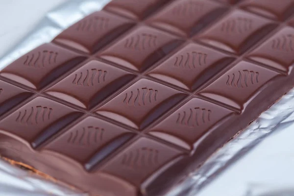 Σκούρα Σοκολάτα Μπαρ Στο Άνοιξε Αλουμινόχαρτο Γλυκές Γεύσεις — Φωτογραφία Αρχείου