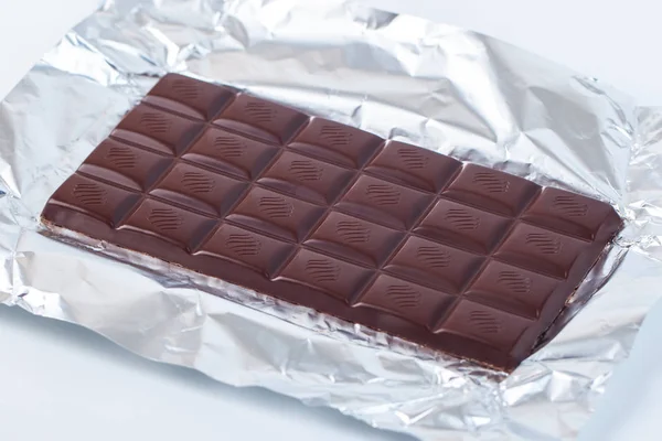 Σκούρα Σοκολάτα Μπαρ Στο Άνοιξε Αλουμινόχαρτο Γλυκές Γεύσεις — Φωτογραφία Αρχείου