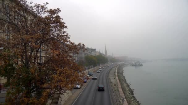 Budapest Ungarisch 2018 Große Straße Budapest Die Bei Nebel Entlang — Stockvideo