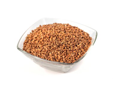 Kavrulmuş buğday taneleri beyaz arka plan üzerinde izole cam kase.