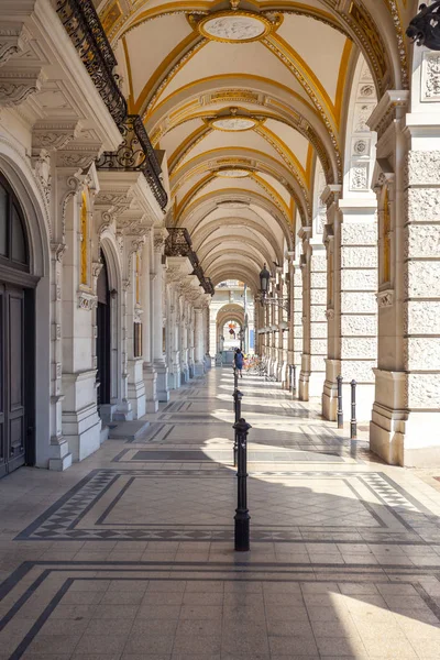 在奥地利维也纳的一座公共建筑中 一个带拱形天花板的美丽拱廊的景色 — 图库照片
