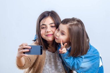 farklı yaş iki kız kardeş bir selfie bir fotoğraf stüdyosunda al..