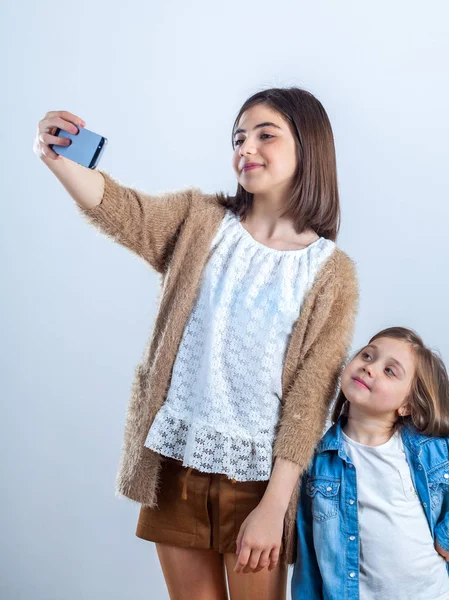 Due Sorelle Età Diverse Fanno Selfie Uno Studio Fotografico — Foto Stock