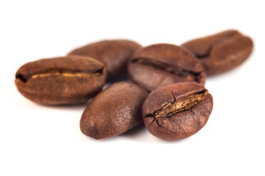 Kızarmış kahve çekirdekleri beyaz arka planda izole edilmiş..