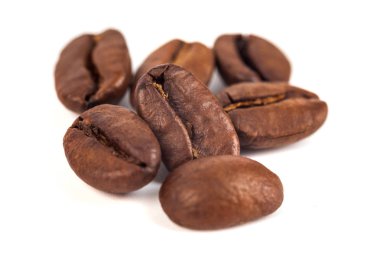 Kızarmış kahve çekirdekleri beyaz arka planda izole edilmiş..