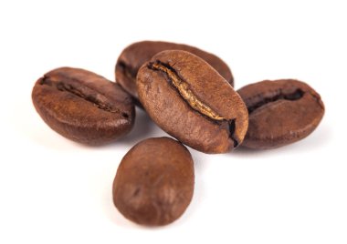 Kızarmış kahve çekirdekleri beyaz arka planda izole edilmiş..