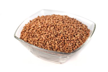 Kavrulmuş buğday taneleri beyaz arka plan üzerinde izole cam kase.