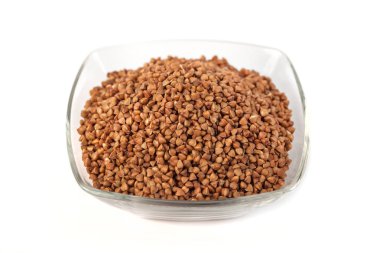 Kavrulmuş buğday taneleri beyaz arka plan üzerinde izole cam kase.