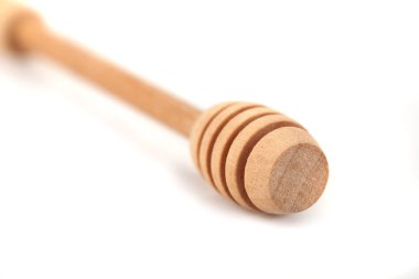 Beyaz arka plan üzerinde izole ahşap bal ayı.