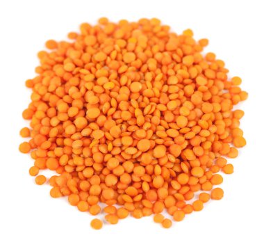 Beyaz arka plan üzerinde izole kazık kırmızı mercimek.