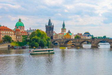 Çek Cumhuriyeti Prag 'daki Vltava Nehri üzerindeki Eski Şehir İskelesi mimarisi ve Charles Köprüsü manzarası.