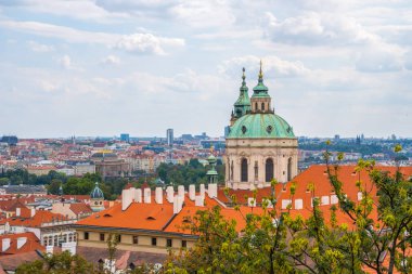 Prag tarihi merkezi, St.Nicholas Kilisesi, kırmızı çatılar Prag, Çek Cumhuriyeti üzerinde göster.