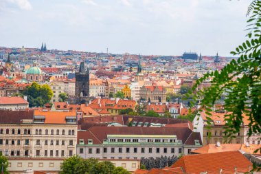 Tarihi merkezi, Prag Kalesi Prag şehir panoraması, kırmızı çatılar Prag, Çek Cumhuriyeti ile üzerinde göster.