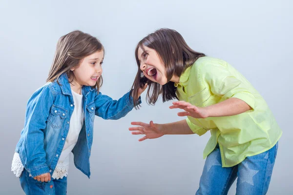 Konflikten Mellan Systrar Yngre Syster Drar Hår Äldre Syster — Stockfoto