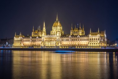 Macaristan Parlamento Binası gece Budapeşte Tuna kıyısında.