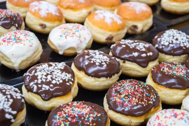 Çikolatalı donutlar, pembe jöleli ve şekerli çörekler..