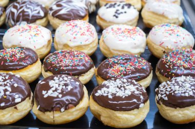 Çikolatalı donutlar, pembe jöleli ve şekerli çörekler..
